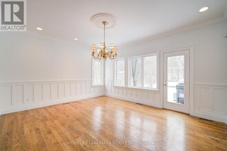 433 Cairncroft Rd in Oakville, ON - Building Photo - Building Photo