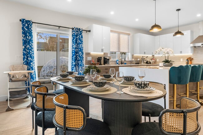 21 Bolton St, Unit 2 in Waltham, MA - Foto de edificio - Building Photo