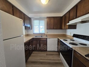 140 NE Atkinson Ct in Roseburg, OR - Building Photo - Building Photo