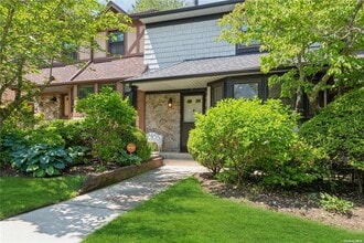 7 Village Ln in Woodbury, NY - Building Photo - Building Photo
