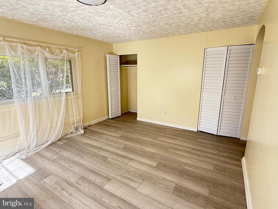 557 Powderhorn Rd in King of Prussia, PA - Building Photo