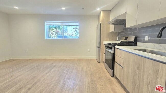 1530 S Hayworth Ave, Unit 101 in Los Angeles, CA - Foto de edificio - Building Photo