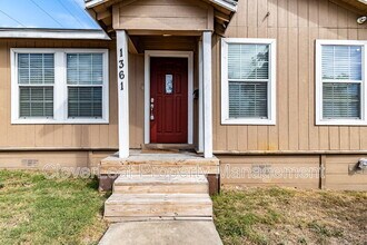 1361 W Gramercy Pl in San Antonio, TX - Building Photo - Building Photo