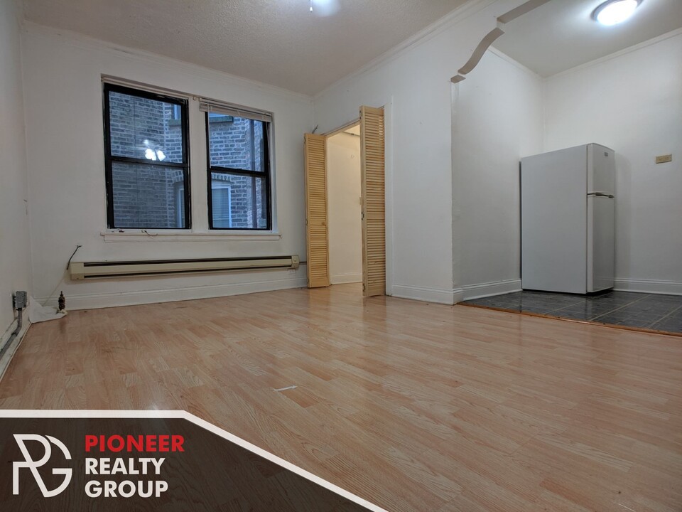 4743 N Beacon St, Unit 202 in Chicago, IL - Building Photo