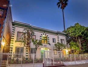 2743 San Marino St, Unit 201B in Los Angeles, CA - Building Photo - Building Photo