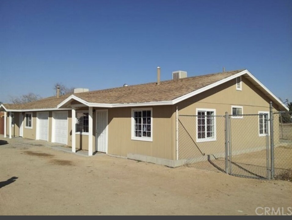 11962 Sage St in Adelanto, CA - Foto de edificio