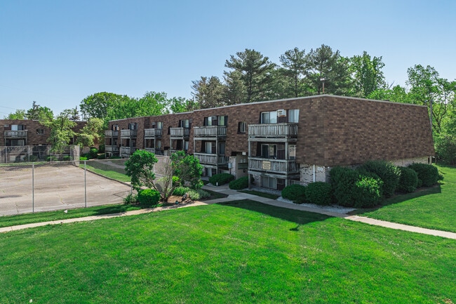 Foxes' Lair Apartments in Elyria, OH - Foto de edificio - Building Photo