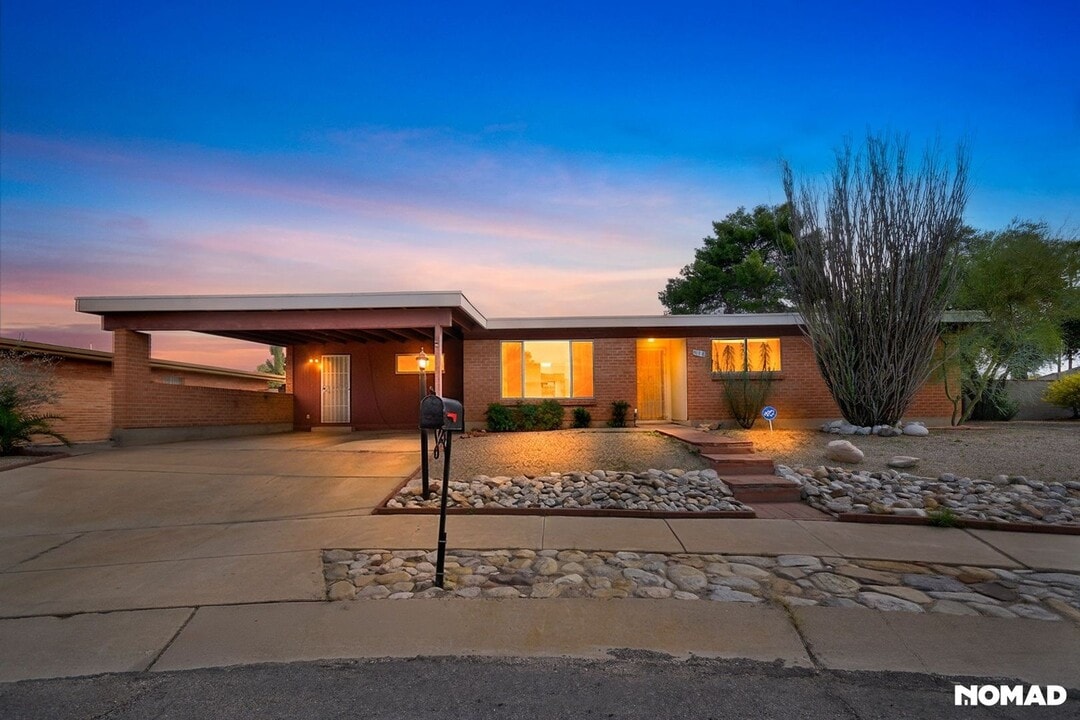 938 N Larry Pl in Tucson, AZ - Building Photo