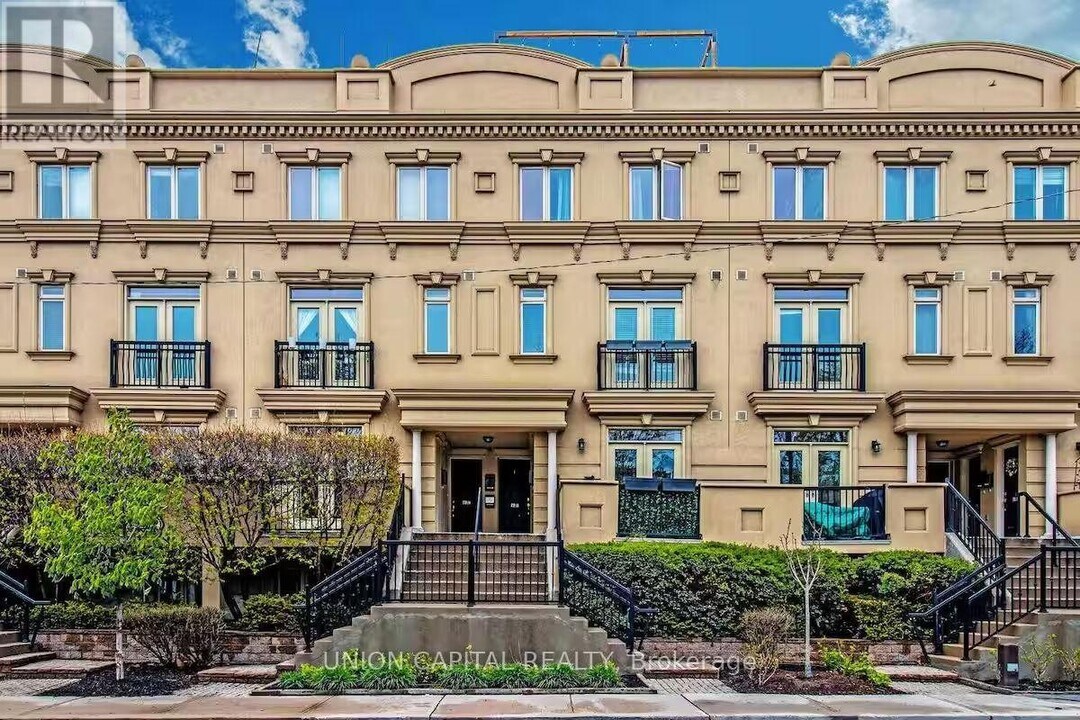 60 Carr St in Toronto, ON - Building Photo