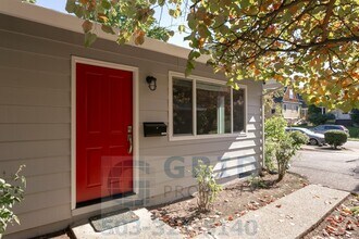 2943-2947 NE Everett St-Unit -2943 in Portland, OR - Building Photo - Building Photo