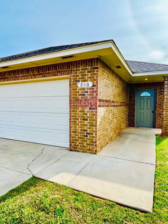 600 Rosemoor Ct in Yukon, OK - Building Photo