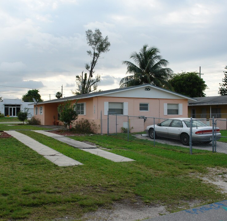 4750-4760 SW 43rd Ter in Fort Lauderdale, FL - Foto de edificio