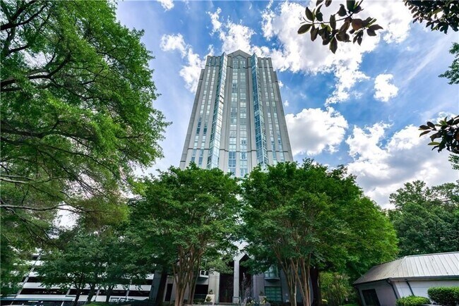 2870 Pharr Ct S Northwest in Atlanta, GA - Foto de edificio - Building Photo