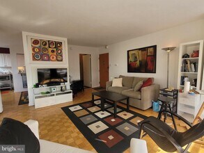 224-30 W Rittenhouse Square in Philadelphia, PA - Building Photo - Building Photo