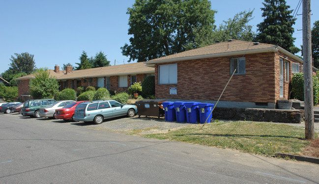 126-138 NE 59th Ave in Portland, OR - Building Photo - Building Photo