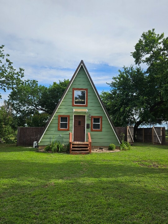1 shawnee in Bethel Acres, OK - Building Photo