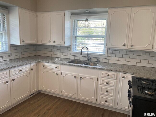 2733 E 18th St in Davenport, IA - Building Photo - Building Photo