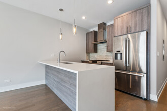 2740 W Chicago Ave, Unit 2 in Chicago, IL - Foto de edificio - Building Photo