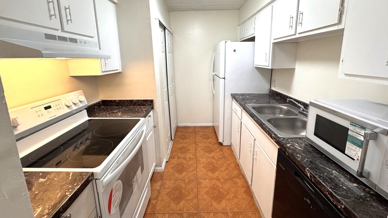 5504 Pokeweed Ct in Tampa, FL - Building Photo