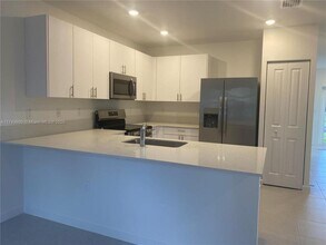 5195 SW 37th St in Pembroke Park, FL - Building Photo - Building Photo