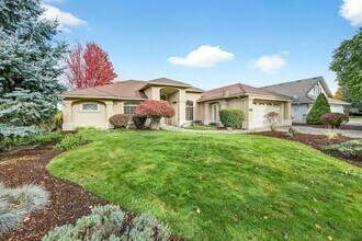 460 Robert Trent Jones Blvd in Eagle Point, OR - Building Photo - Building Photo