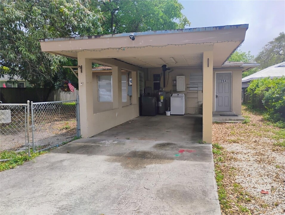 254 SW 15th St in Dania Beach, FL - Building Photo