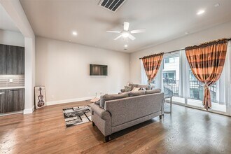 2136 Dennis St in Houston, TX - Building Photo - Building Photo