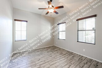 7045 S Legend Dr in Gilbert, AZ - Foto de edificio - Building Photo