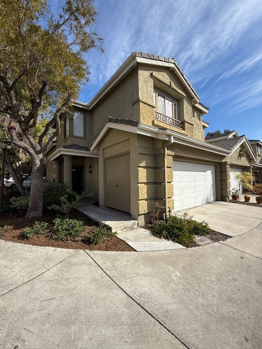 3674 Ruette De Ville in San Diego, CA - Building Photo