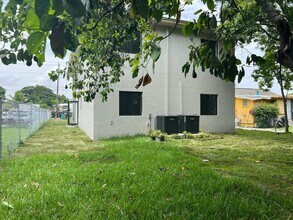 3076 NW 59th St in Miami, FL - Building Photo - Building Photo