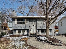 1712 Blue Island Dr in Crystal Lake, IL - Building Photo