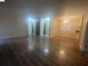 2400 Sunny Ln in Antioch, CA - Foto de edificio - Building Photo
