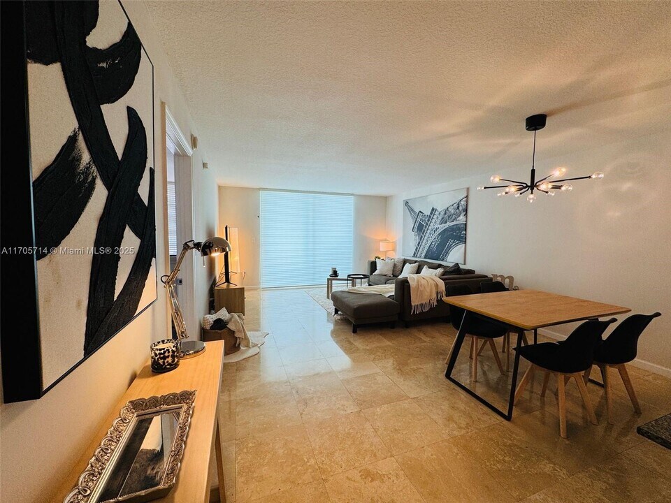 1200 Brickell Bay Dr in Miami, FL - Foto de edificio