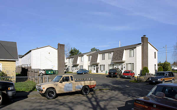 Warwick Apartments in Portland, OR - Building Photo