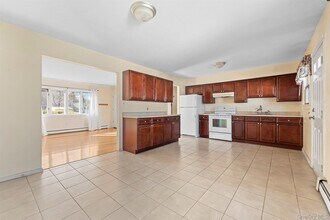 4 Quaker Ct in Babylon, NY - Building Photo - Building Photo