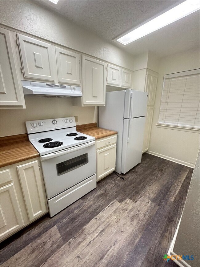 1133 Ashby St in Seguin, TX - Foto de edificio - Building Photo