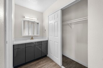 Villa Del Sur Apartment Homes in Santa Ana, CA - Foto de edificio - Building Photo