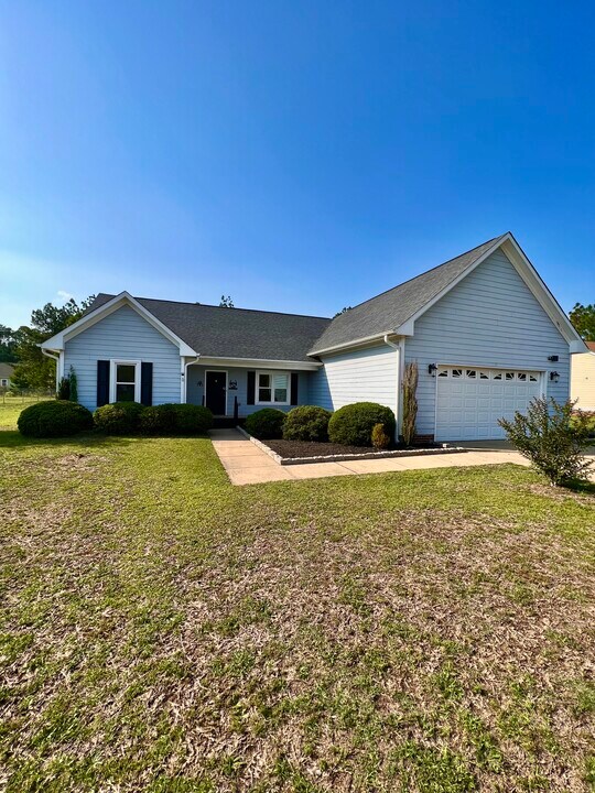 1931 Sunshine Ct in Hope Mills, NC - Building Photo