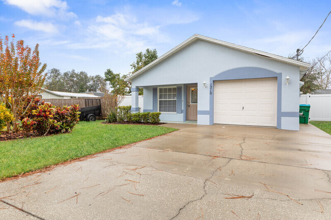 1210 Powers Ave in Daytona Beach, FL - Foto de edificio - Building Photo