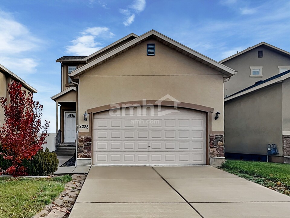 2228 Pointe Meadow Loop in Lehi, UT - Building Photo