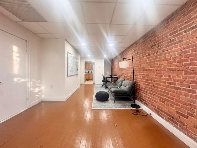 384 Riverway, Unit B in Boston, MA - Building Photo - Building Photo