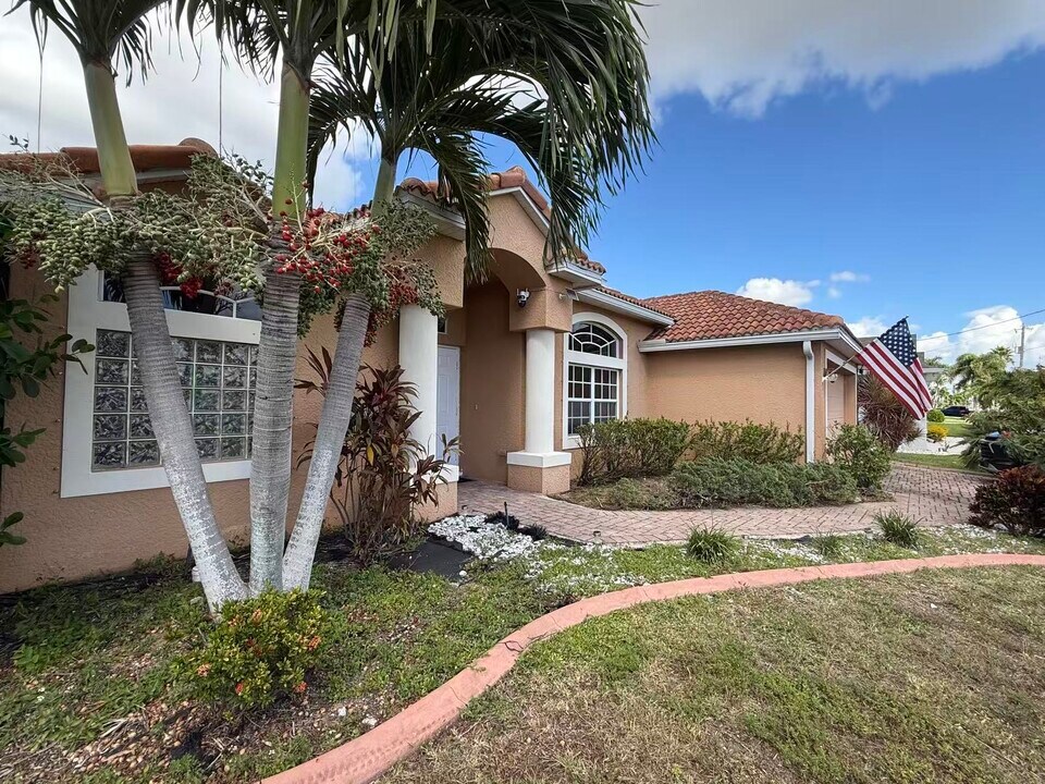 409 SW 8th St in Cape Coral, FL - Foto de edificio