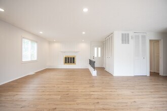 512 Sprague Rd in Berea, OH - Building Photo - Building Photo