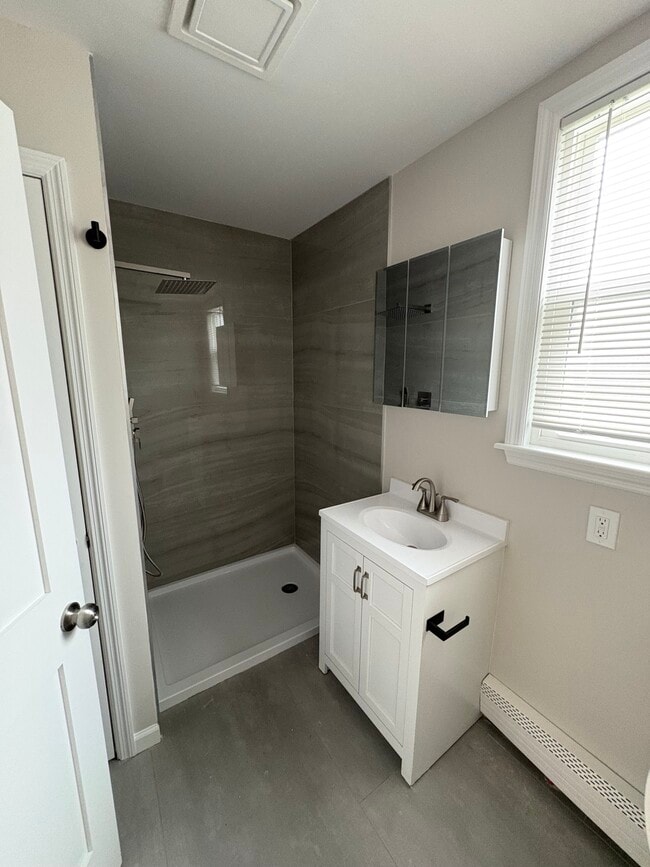 305 W Clay Ave, Unit 2 in Roselle Park, NJ - Foto de edificio - Building Photo