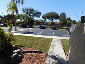 14211 Kendale Lakes Cir in Miami, FL - Building Photo - Building Photo