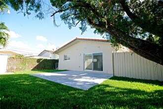 2832 SW 68th Ave in Miami, FL - Building Photo - Building Photo