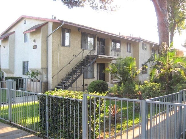 853-861 N Raymond Ave