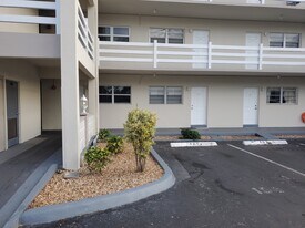 2100 Diana Dr, Unit Linda Vista in Hallandale Beach, FL - Building Photo
