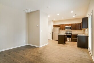 105 Oakdale Ave in Clayton, NC - Foto de edificio - Building Photo