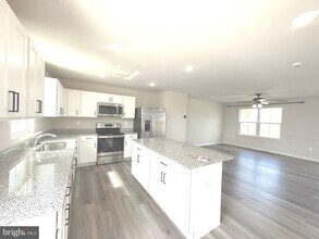 365 Otero Ln in Hedgesville, WV - Building Photo - Building Photo